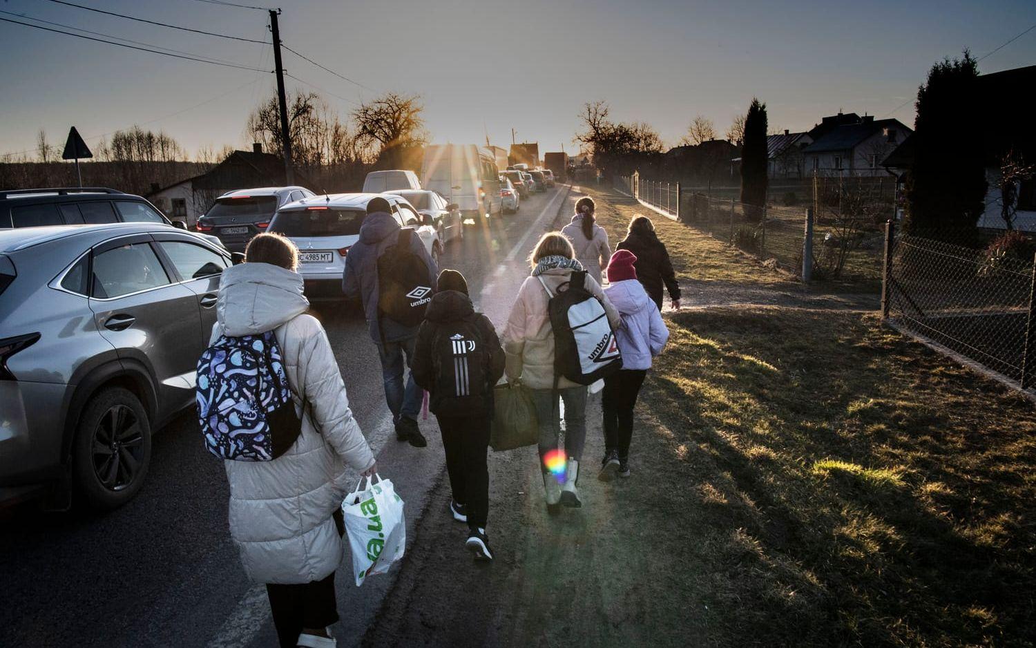 Motorvägen på väg till polska gränsen fylls av ukrainska flyktingar.