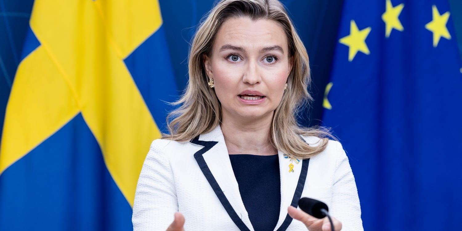 Vice statsminister Ebba Busch (KD) på onsdagens pressträff om ett militärt stöd till Ukraina på drygt 13 miljarder.