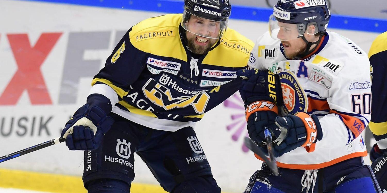 HV71-backen Christoffer Persson, till vänster, är skadad. Arkivbild.