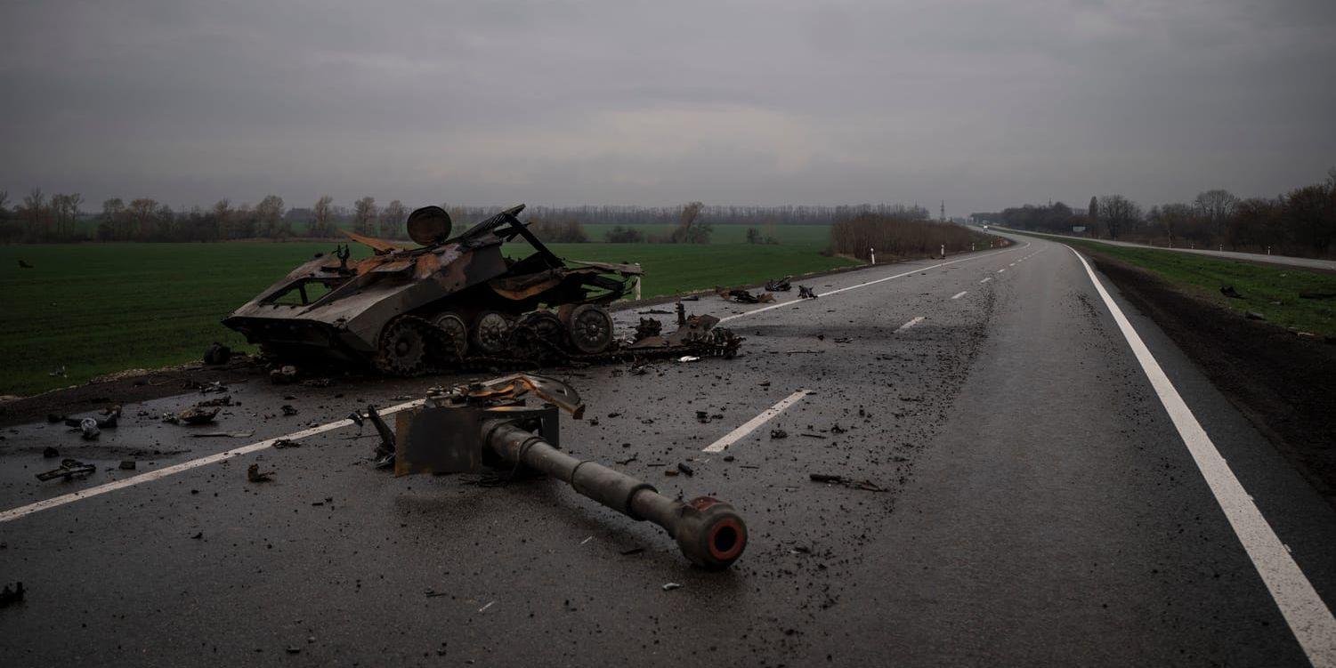 En förstörd artillerienhet nära Charkiv, Ukraina, tisdag 12 april.