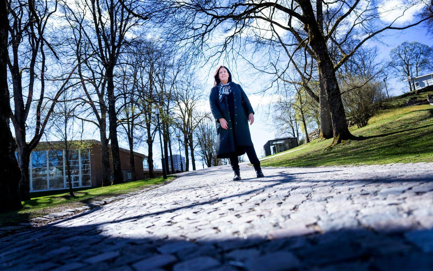 Lena Rindner är medicine doktor i allmänmedicin och distriktssjuksköterska med specialistkompetens inom klimakteriet och inkontinens.