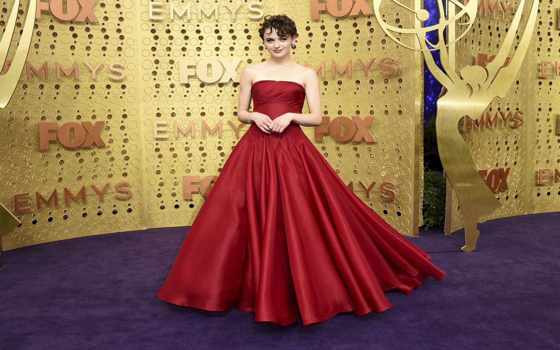 Joey King anländer till den 71:a Emmygalan.