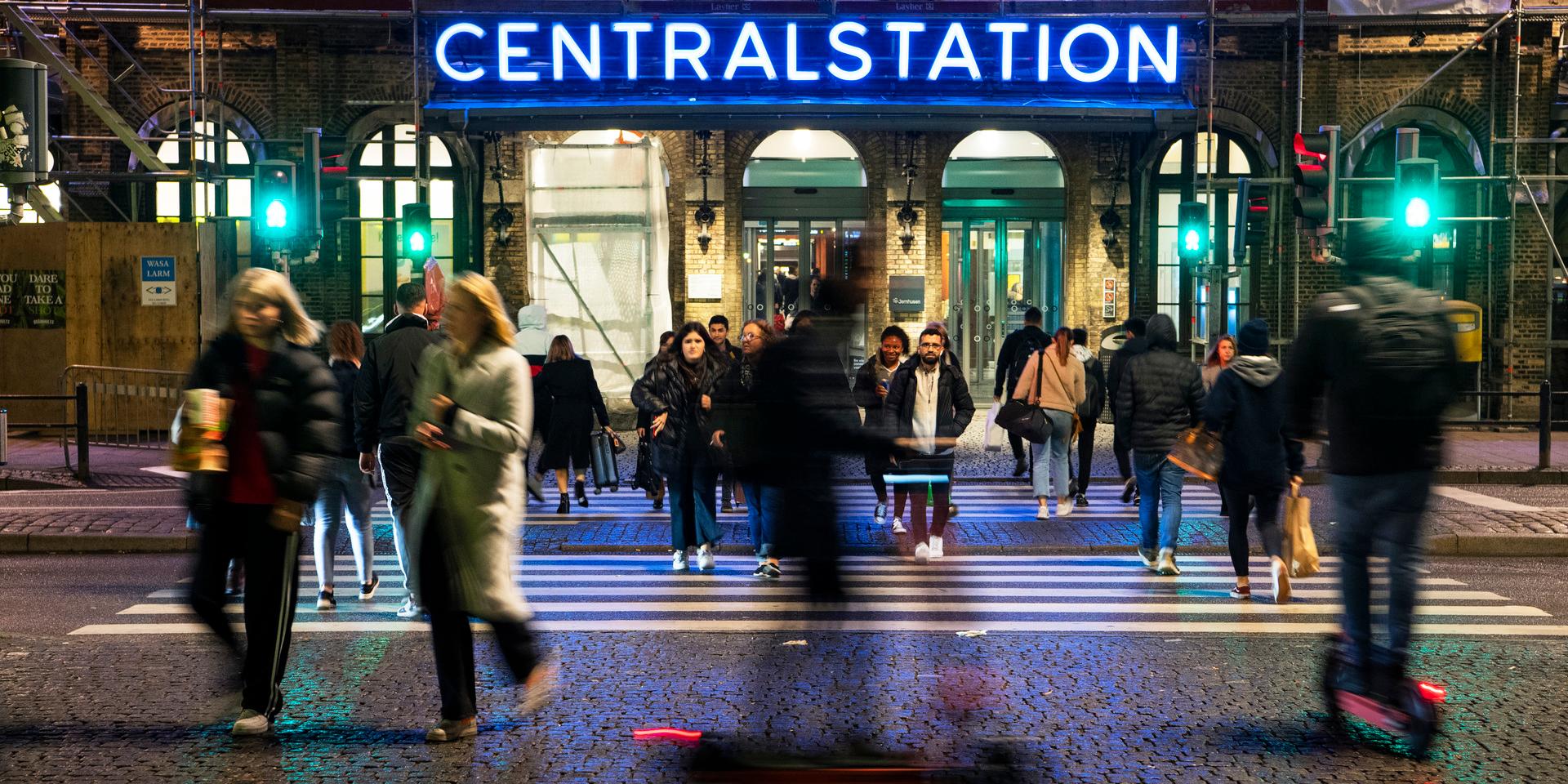 Ett tiotal personer har bara under det senaste halvåret anmält att de blivit lurade på pengar av kvinnor på besök i centrala Göteborg. Genrebild.