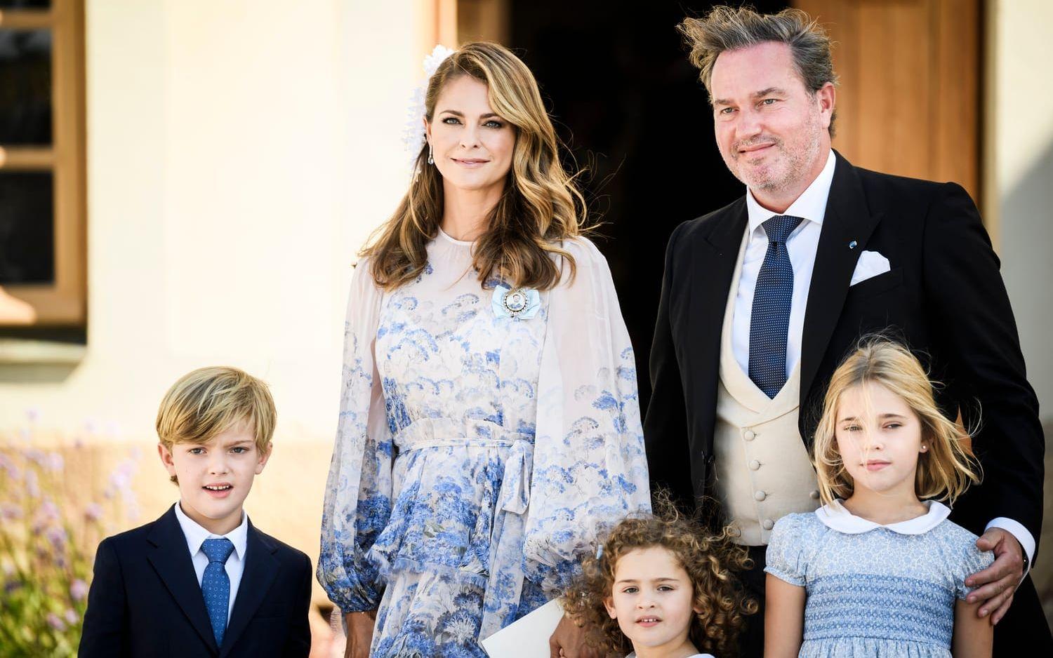 Prinsessan Madeleine, prins Nicolas, prinsessan Adrienne, Christopher O'Neill och prinsessan Leonore, hela familjen ska flytta hem till Sverige i sommar meddelade hovet för en tid sen. Arkivbild.