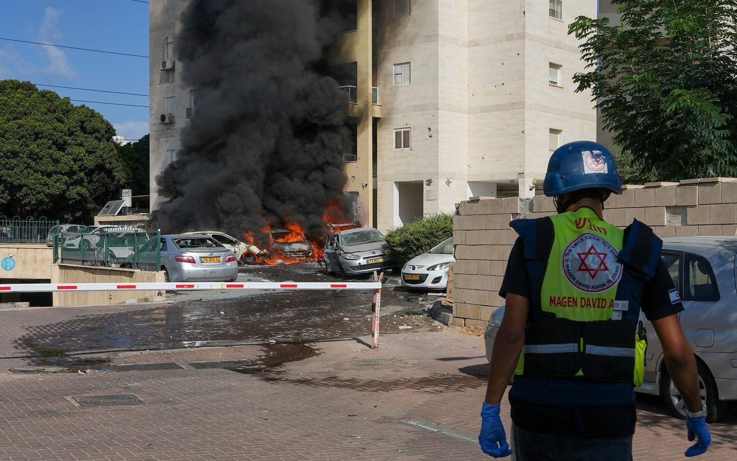 Israeliska myndigheter uppmanar människor att ”hålla sig inne” eftersom de misstänker att palestinska motståndare kan ha ”infiltrerat” israelisk polis.