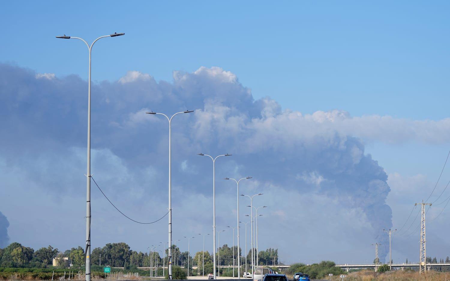 Rök stiger från flera platser i Israel. Båda sidor har under lördagen skjutit raketer mot varandra.