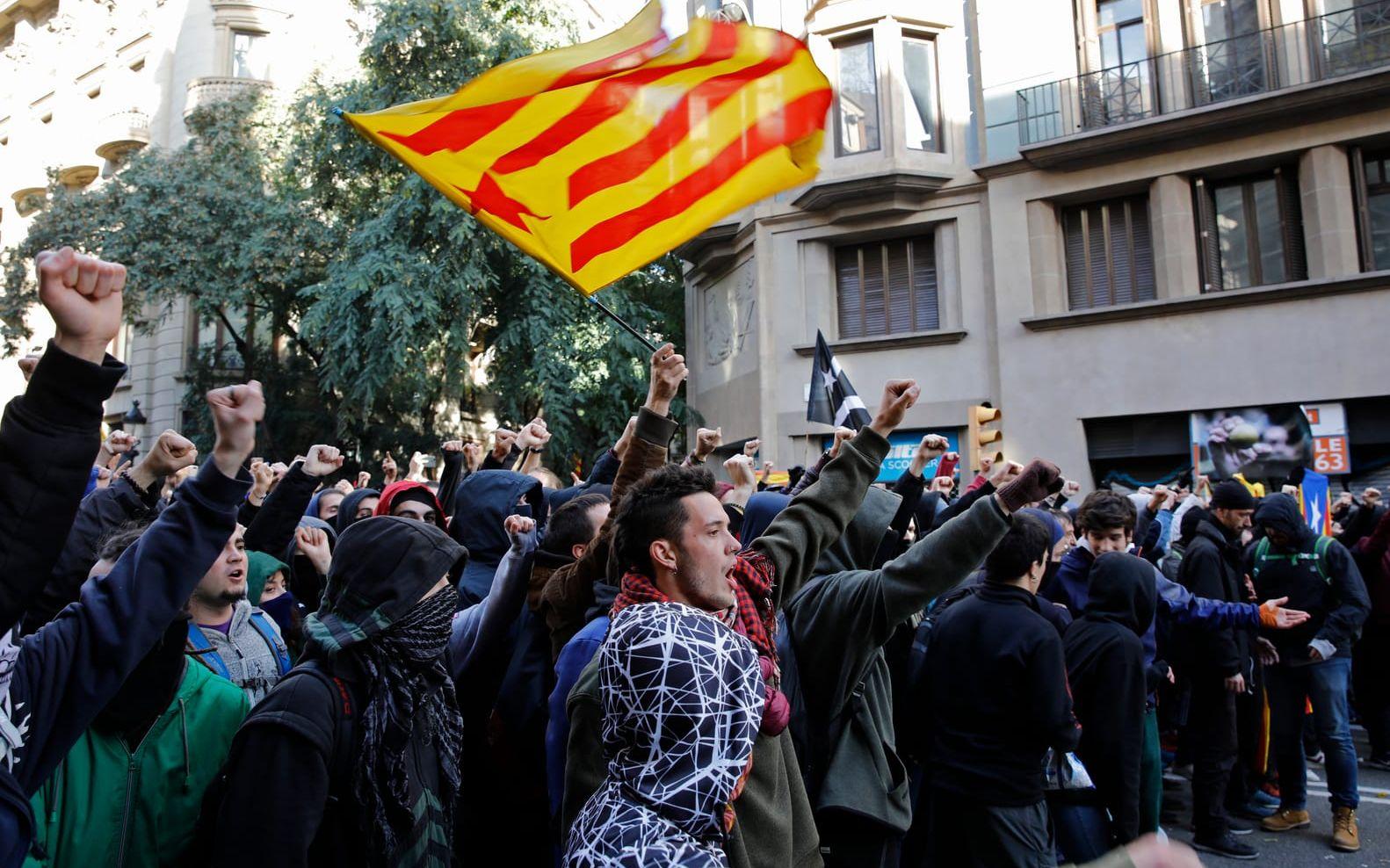 Omkring 60 personer — både demonstranter och poliser — har skadats i samband med protester i Barcelona.