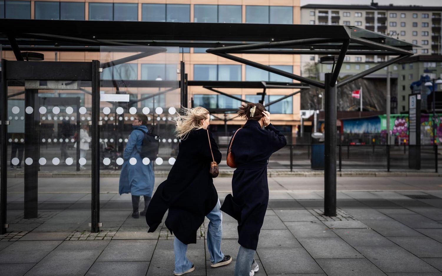 Flera busslinjer och tågavgångar har fått ställas in, och flera larm om nedfallna träd har inkommit till Trafikverket.