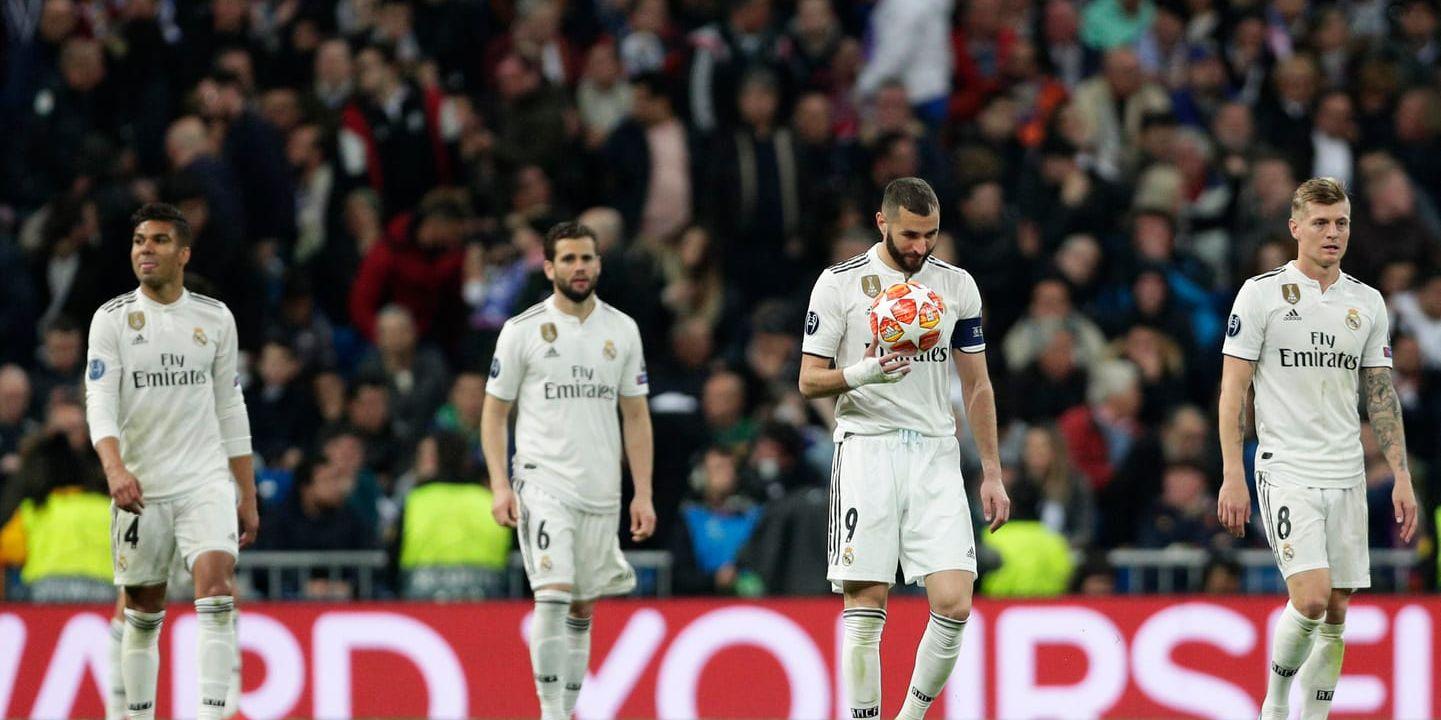 Real Madrids Karim Benzema (med bollen i handen), deppar efter mål av Ajax under åttondelsfinalen i Champions League.