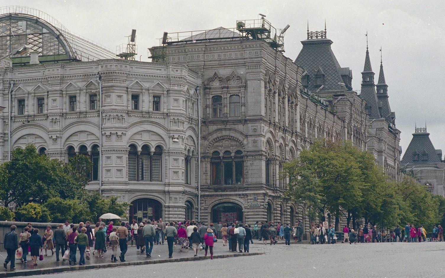 Röda torget var fullt av människor och Mathias Rust fick avbryta sin landning två gånger, innan han såg en möjlighet att landa på en bro som ledde in till torget.