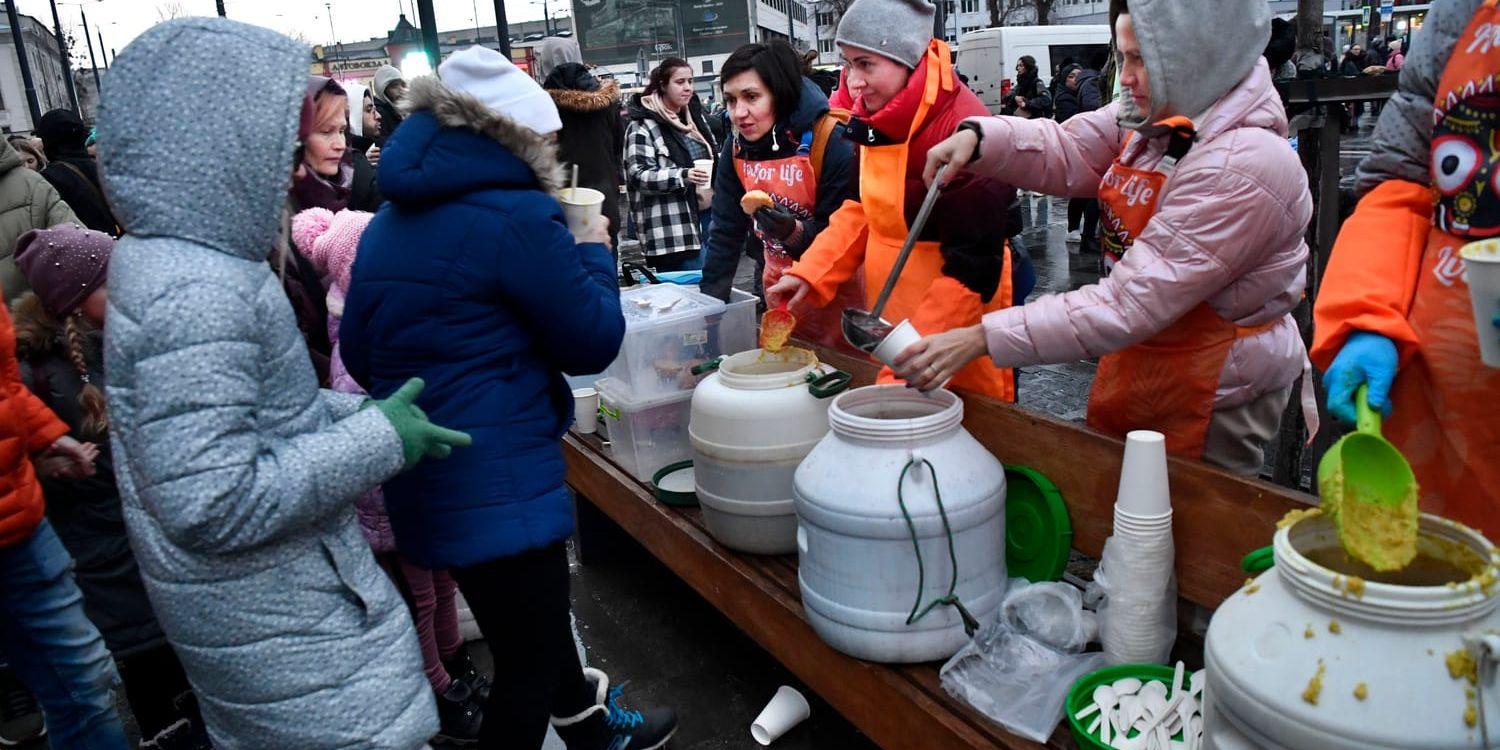 Vid tågstationen i Lviv försöker flyktingar förgäves lämna landat. Gåvorna från Sverige har gått över 400 miljoner kronor-strecket.