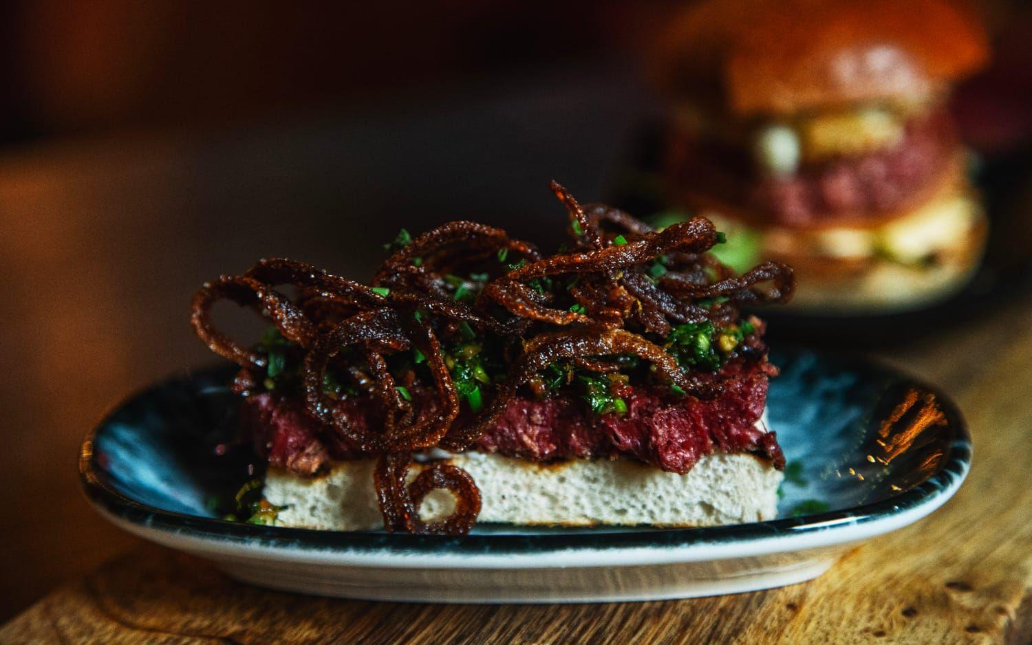 En av Pinchos nya rätter på menyn: steak sandwich med 3D-printat ”kött” på rostat levainbröd med dijonnaise, chimichurri och citronkaramelliserad lök.