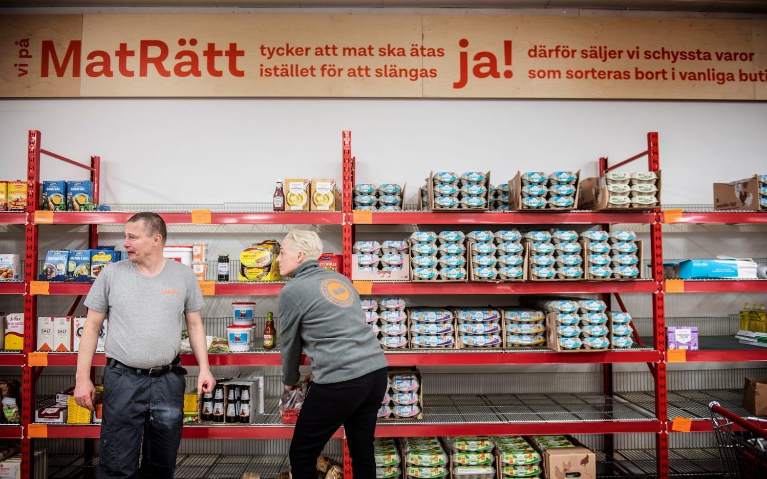 Peter Silvander och Ida-Lina Frisell jobbar för fullt med att få butiken klar inför invigningen på fredag.