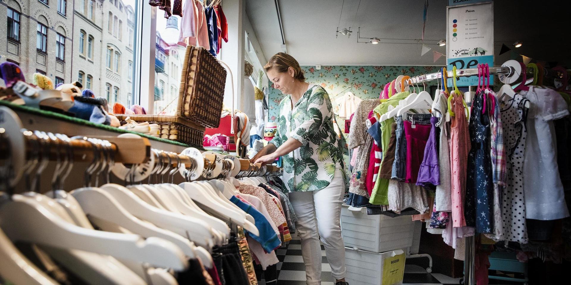 Johanna Friberg hänger ut nya plagg i secondhandbutiken Mamas Retro. Lagom till skolstart ökar trycket i butiken.