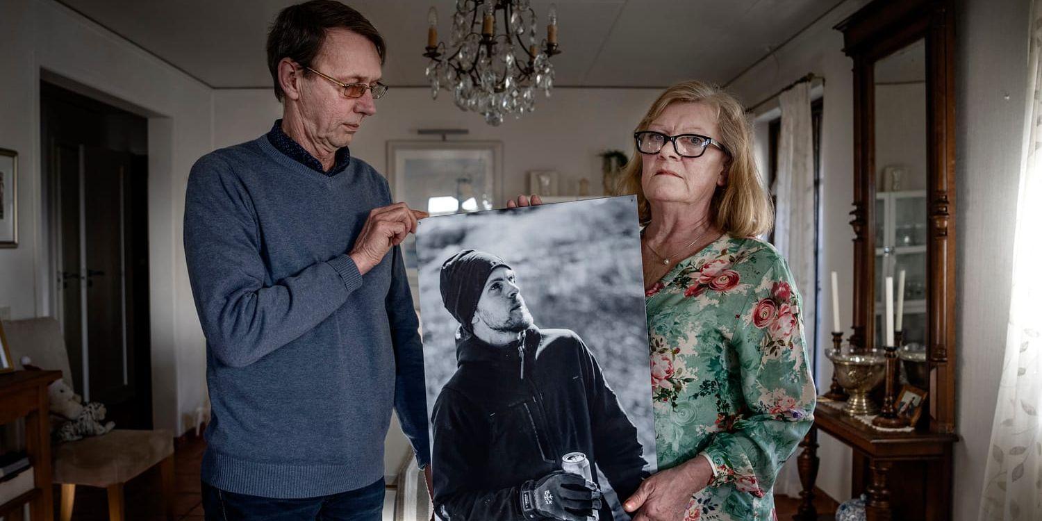 För Gustavs föräldrar Kerstin och Roger har tiden sedan sonen sköts till döds av insatspoliser på Öckerö präglats av sorg – och en kamp för att få klarhet i vad som hände. En ursäkt räcker inte.