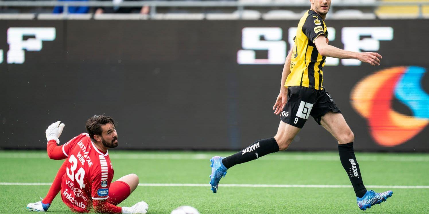 Häckens Alexander Jeremejeff satte sitt tionde allsvenska mål i år på Sirius målvakt Tommy Vaiho.