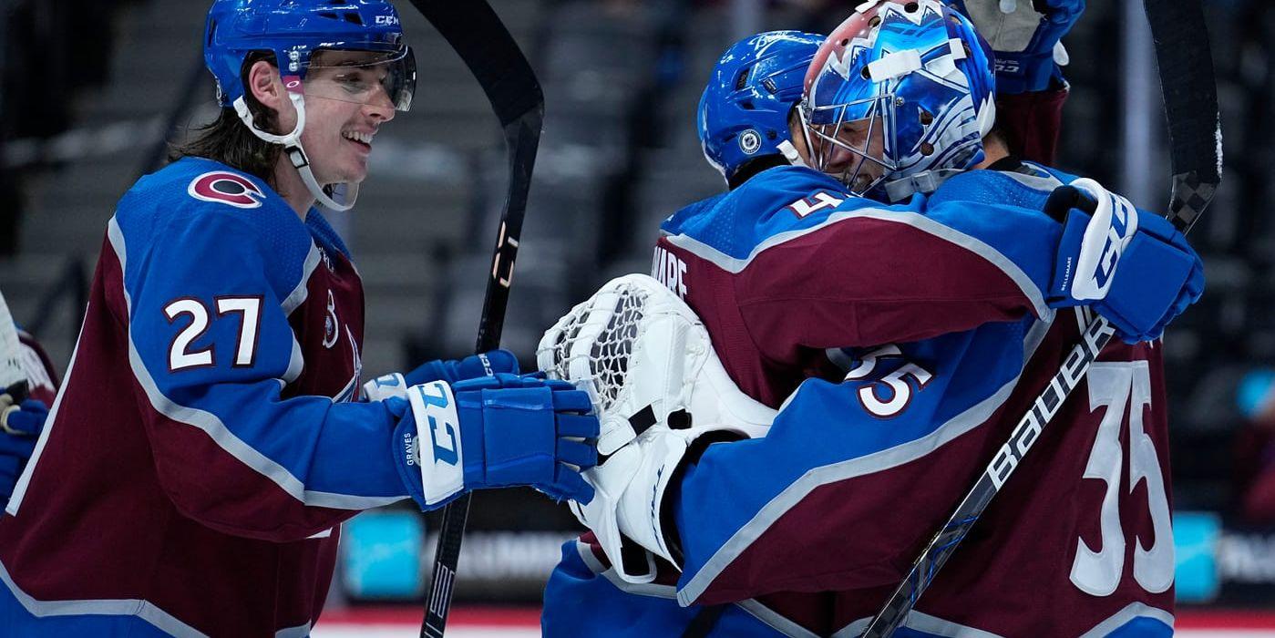 Colorados Gabriel Landeskog kramar målvakten Jonas Johansson. Bakom står Ryan Graves.