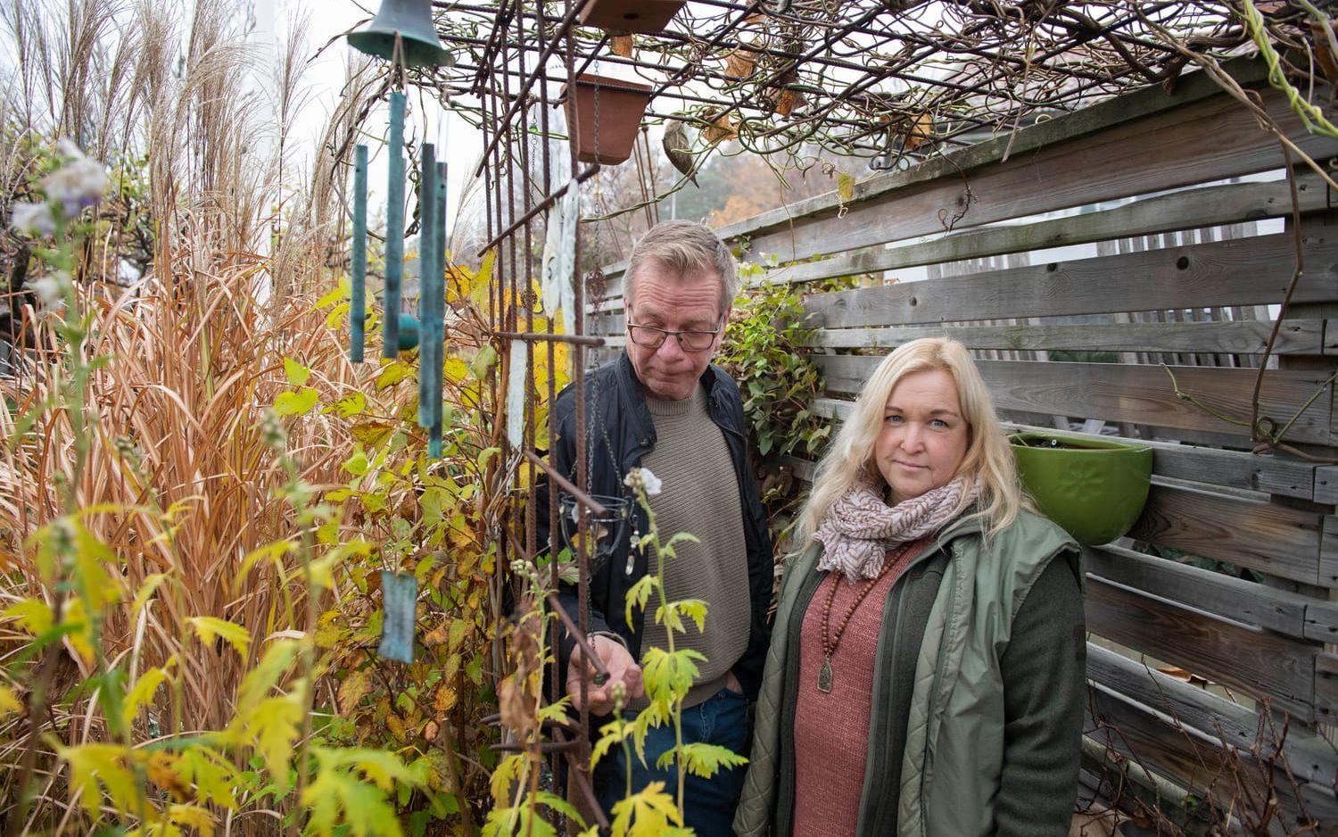 ”More is more” är principen när Veronica Axelsson och Stefan Jonsson dekorerar sin trädgård. På sommaren blommar här 70 sorters rosor – resten av året tronar loppisfynden i ensam majestät.