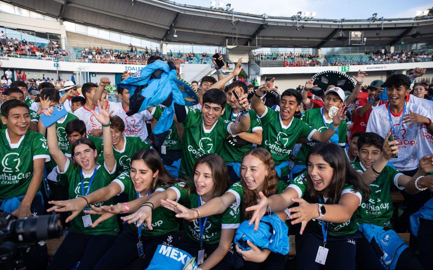 Som vanligt var det många glada miner under invigningen av Gothia cup. 