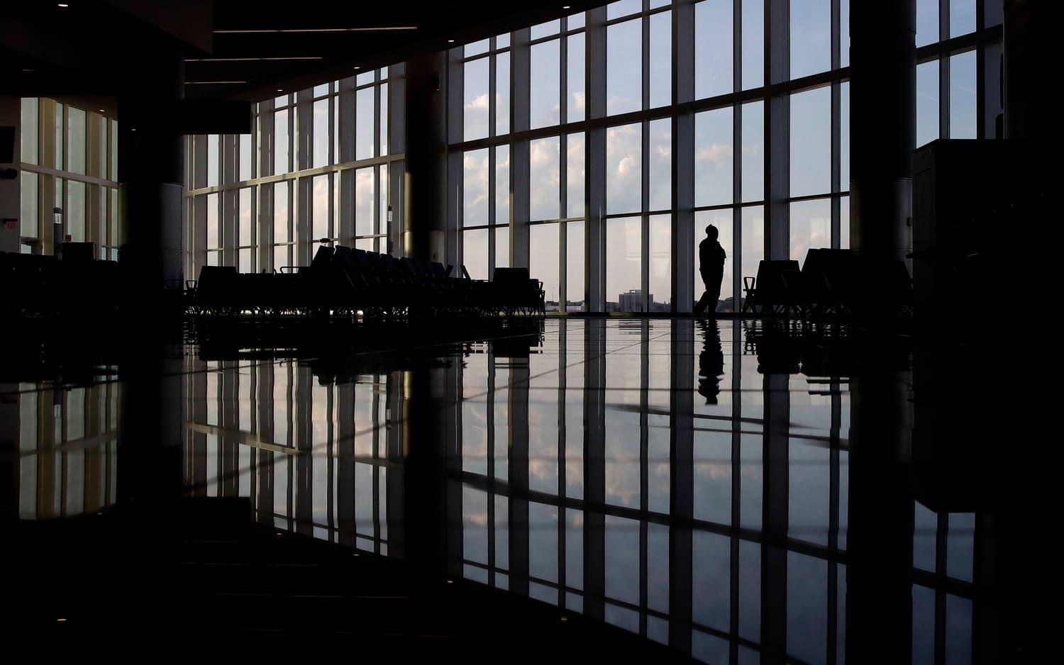 Hartsfield-Jackson i Atlanta tappade förstaplatsen efter 22 år. De 42.9 miljoner passagerare var ett tapp på 61 procent.