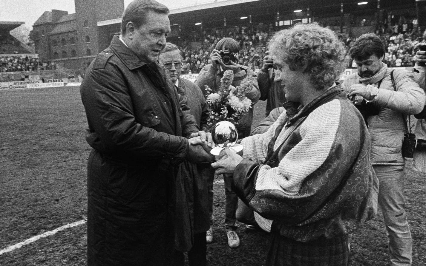 Lennart Johansson lämnar över guldbollen till Robert Prytz innan matchen mellan AIK och Malmö FF 1986.