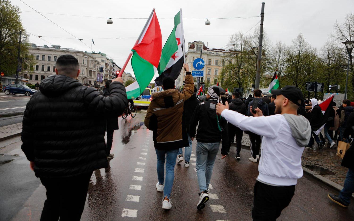 Människor samlades för att stödja Palestina, med anledning av oroligheterna som nu trappats upp.