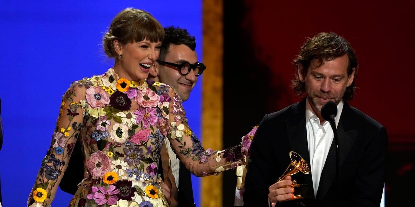 Sade någon blommor? Javisst här får Taylor Swift ta emot pris för årets album på Grammy-galan för ”Folklore”, tillsammans med Jack Antonoff och Aaron Dessner.