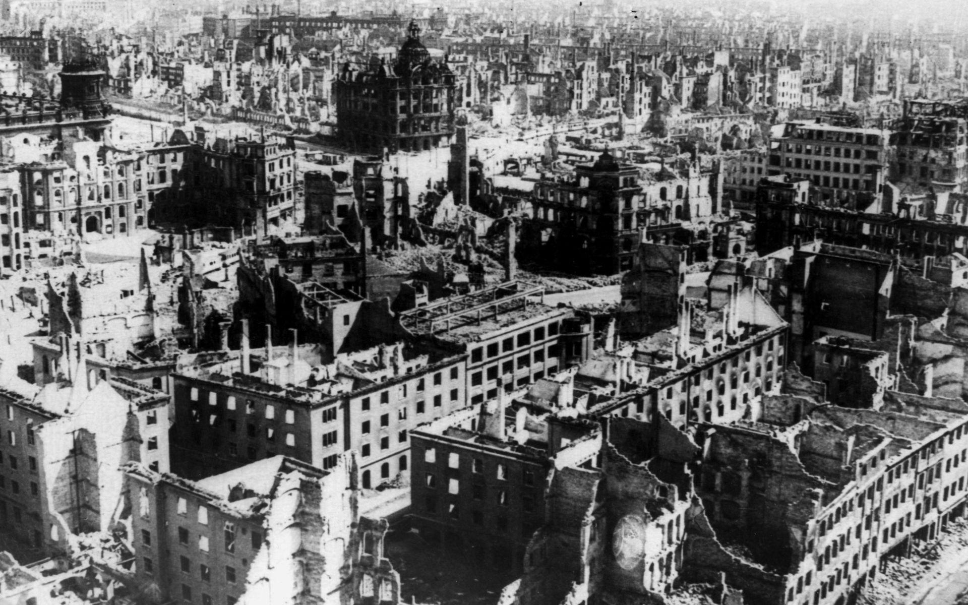 Flygbild över ett bombat Dresden. 25 000 människor dog och 85 procent av husen förstördes under attackerna 13 och 14 februari 1945. 