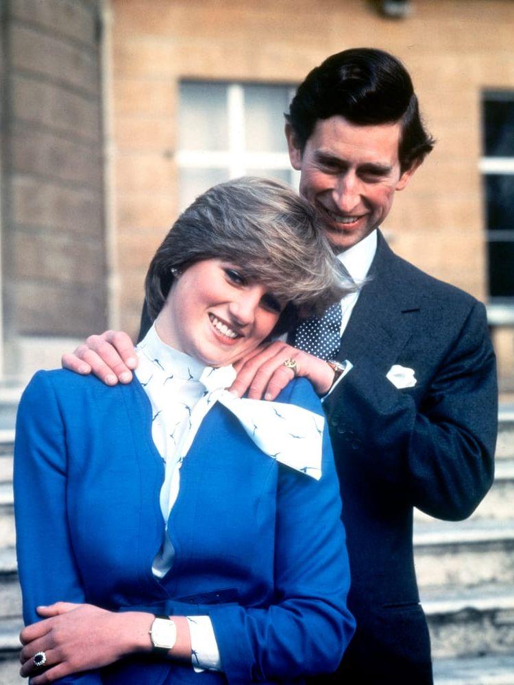 Prins Charles och lady Diana år 1981 efter att de tillkännagivit sin förlovning. 