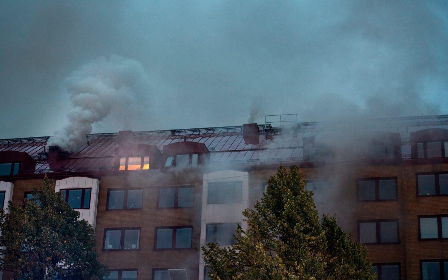 Explosionen på tisdagen orsakade en kraftig brand, flera personer fick föras till sjukhus, vissa med allvarliga skador och boende i huset fick evakueras.