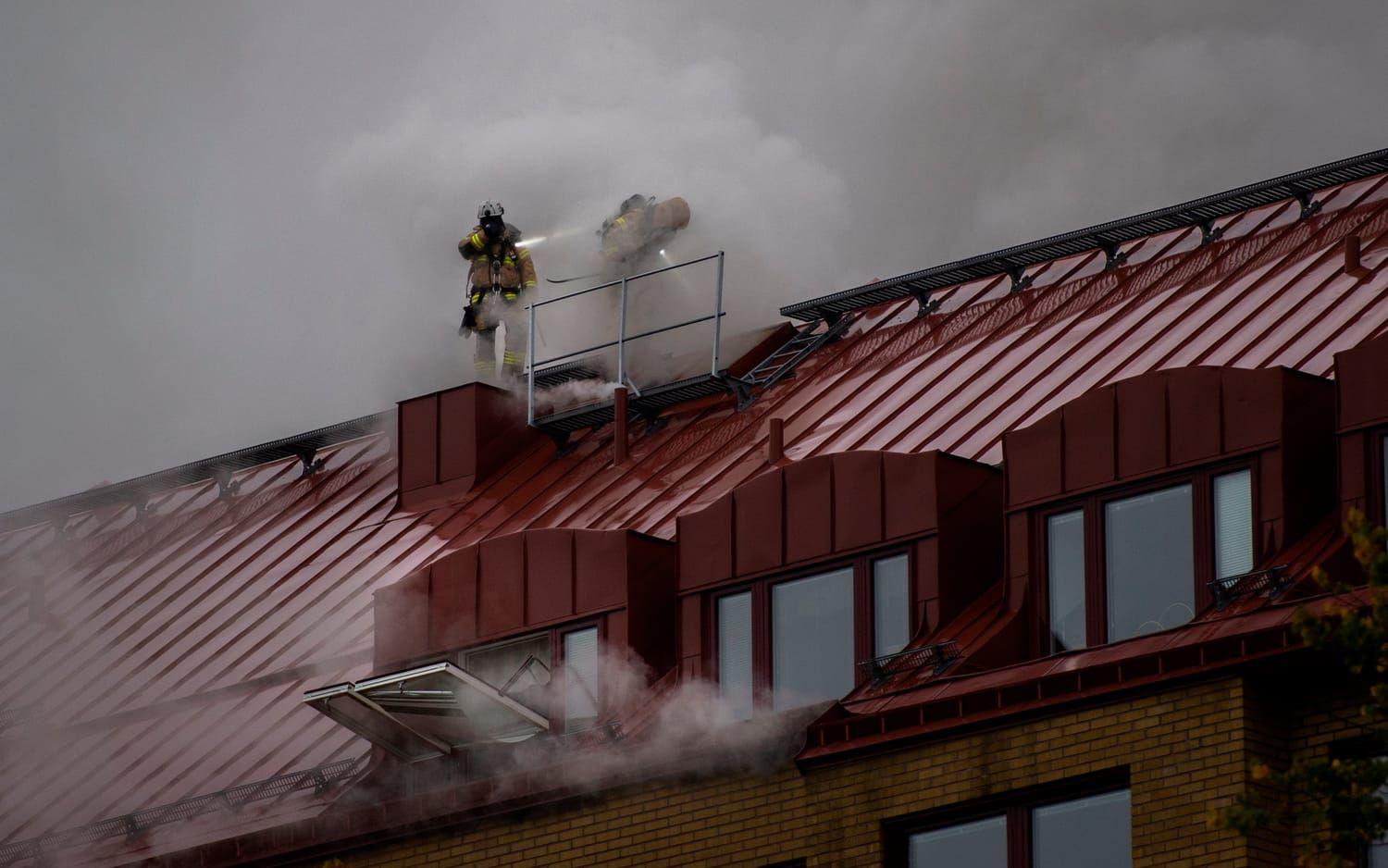 Explosionen på tisdagen orsakade en kraftig brand, flera personer fick föras till sjukhus, vissa med allvarliga skador och boende i huset fick evakueras.