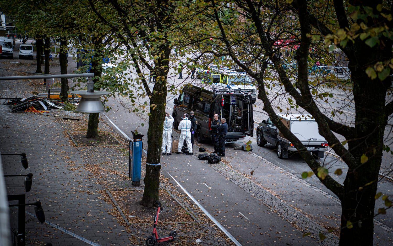 De som bor i grannlägenheterna på övre Husargatan har fått komma för att hämta grejer efter explosionen i tisdags. Med eftersom det varken finns el eller vatten i byggnaden kan de inte bo där. 