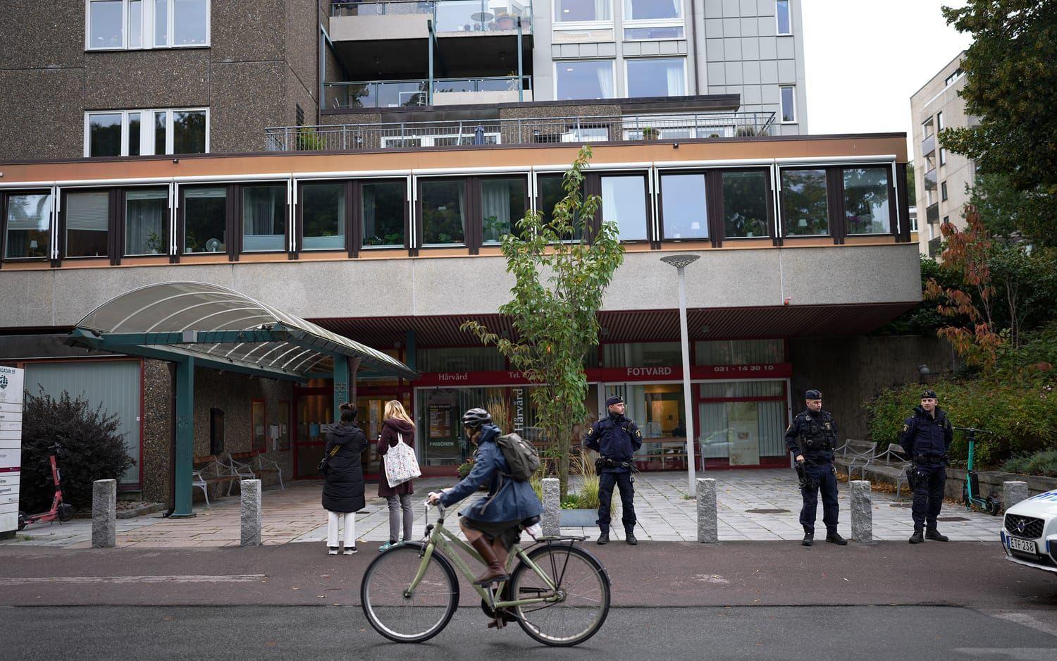 På torsdagseftermiddagen kom också ett larm om ett bombhot mot en vårdcentral ett stenkast därifrån, i Olivedal. Insatsstyrkan och bombskyddet larmades till platsen och räddningstjänsten utrymde både vårdcentralen och en förskola som befann sig innanför avspärrningarna.