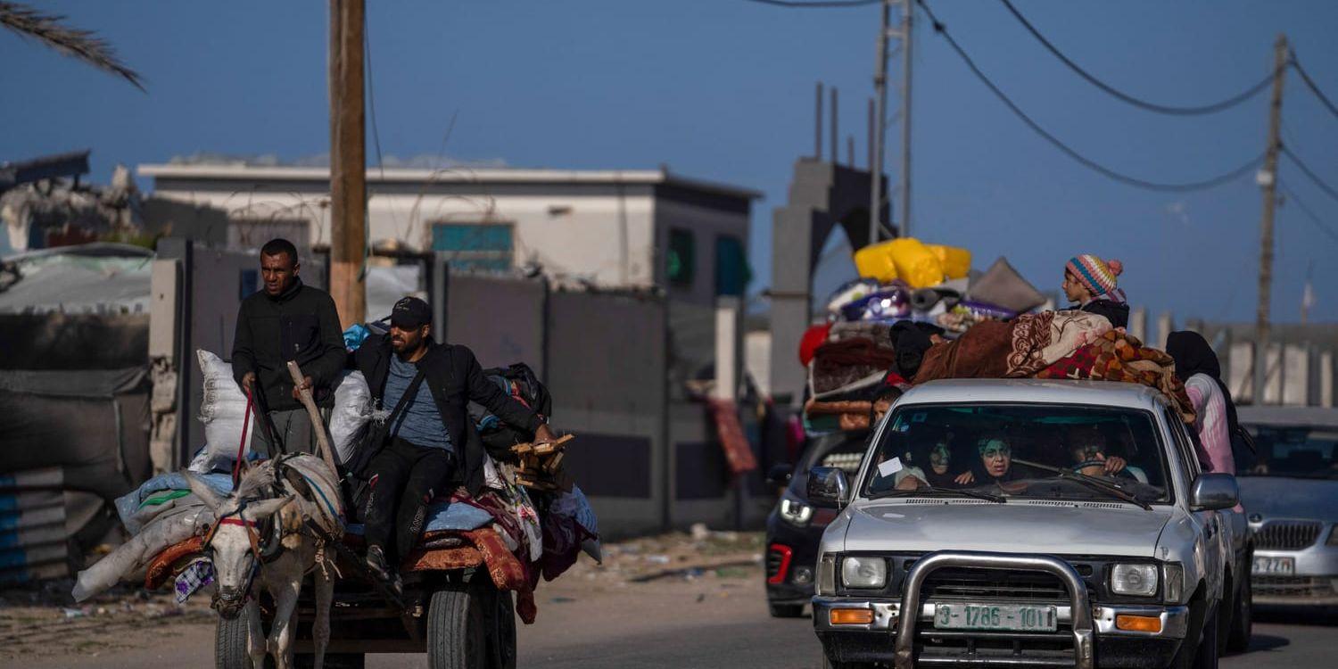 Palestinska flyktingar flyr från Khan Yunis i Gaza. Arkivbild.