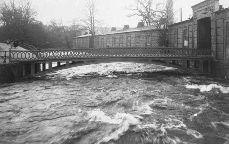 En av två broar leder till den fabriksholme där de första byggnaderna uppfördes. Den bron korsade arbetarna varje morgon och kväll.