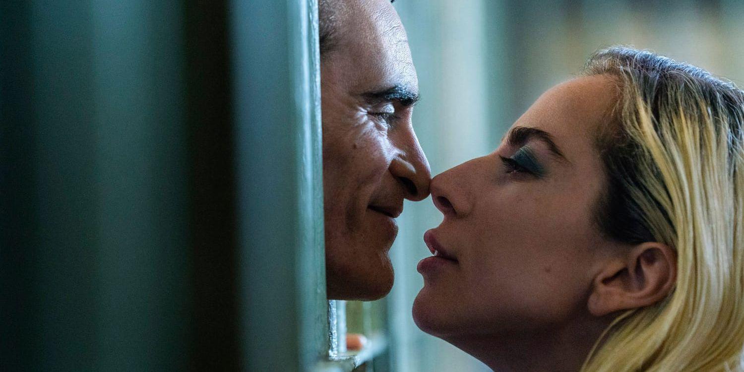 Joaquin Phoenix som Jokern och Lady Gaga som Harley Quinn i 'Joker: Folie à deux'. Pressbild.