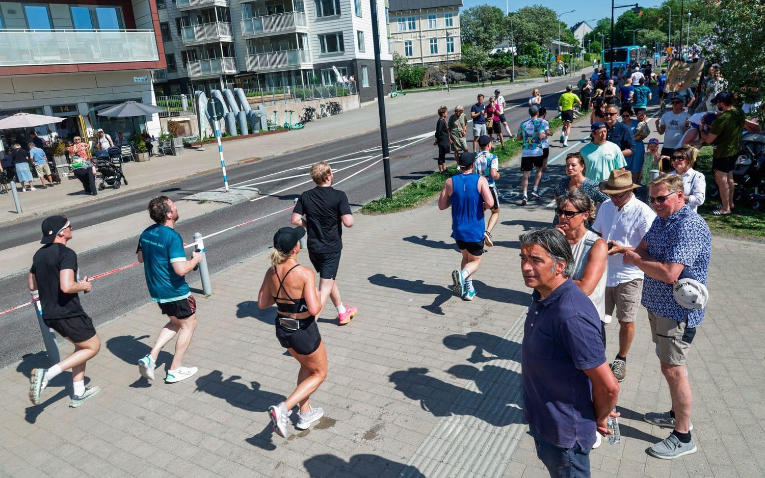 Sommarklädd publik på Hisingssidan.