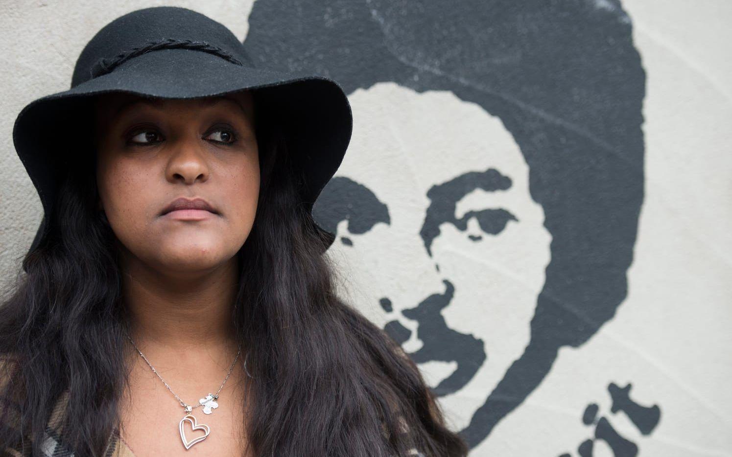 Betlehem Isaak , dotter till den fängslade svensk-eritreanske journalisten Dawit Isaak under en manifestation på Sergels torg, 2015. 