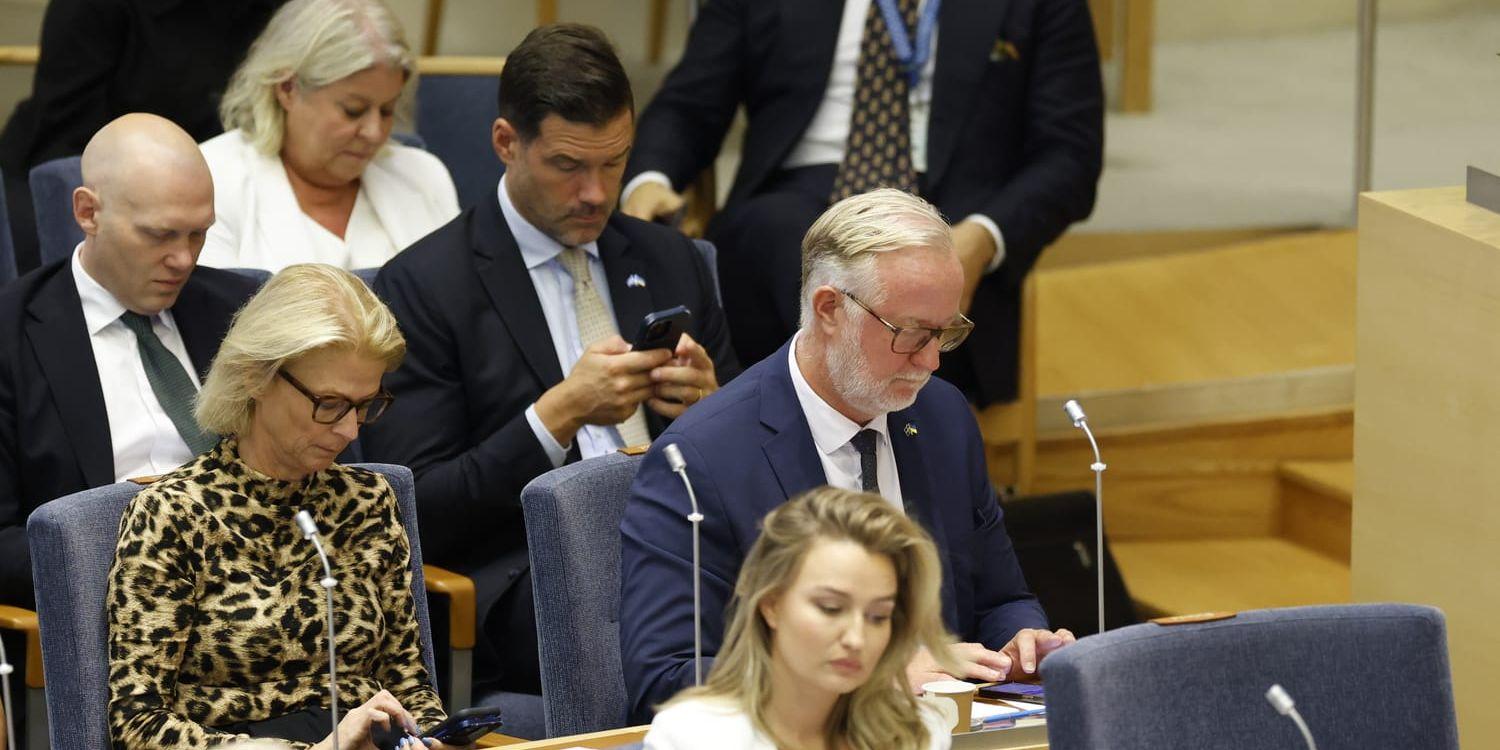 Här syns statsråden Niklas Wykman, Johan Forssell, Elisabeth Svantesson och Johan Pehrson med näsorna i mobilen under ett replikskifte mellan statsminister Ulf Kristersson och V-ledaren Nooshi Dadgostar. 