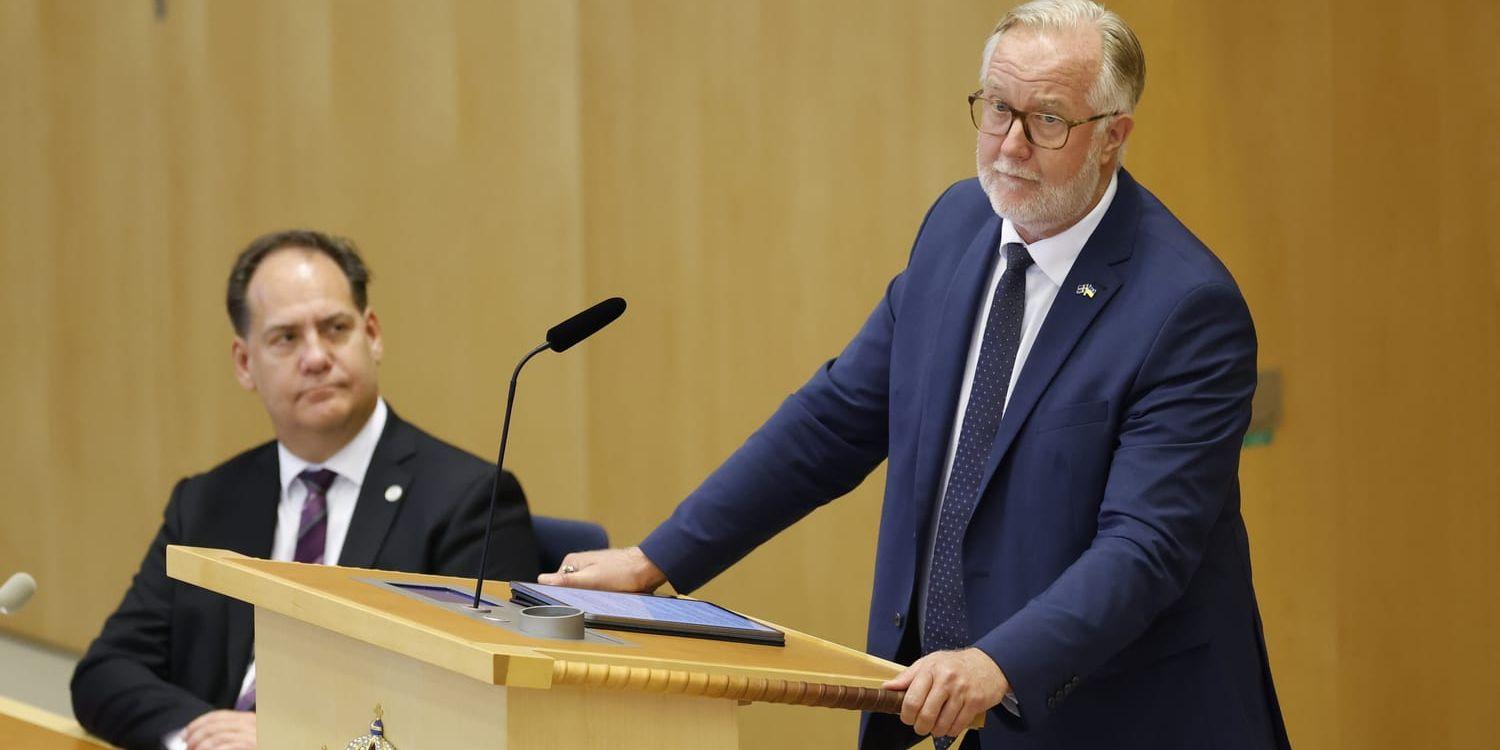 Johan Pehrson i talarstolen under tisdagens partiledardebatt. 