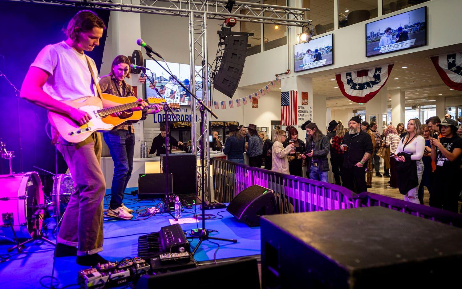 Musik på åbytravets countryfest.