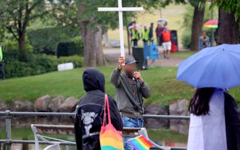 Protesten ägde rum under Borås pride och enligt den 50-åriga mannen ska den bland annat gått ut på att kalla pridedeltagarna för syndare.