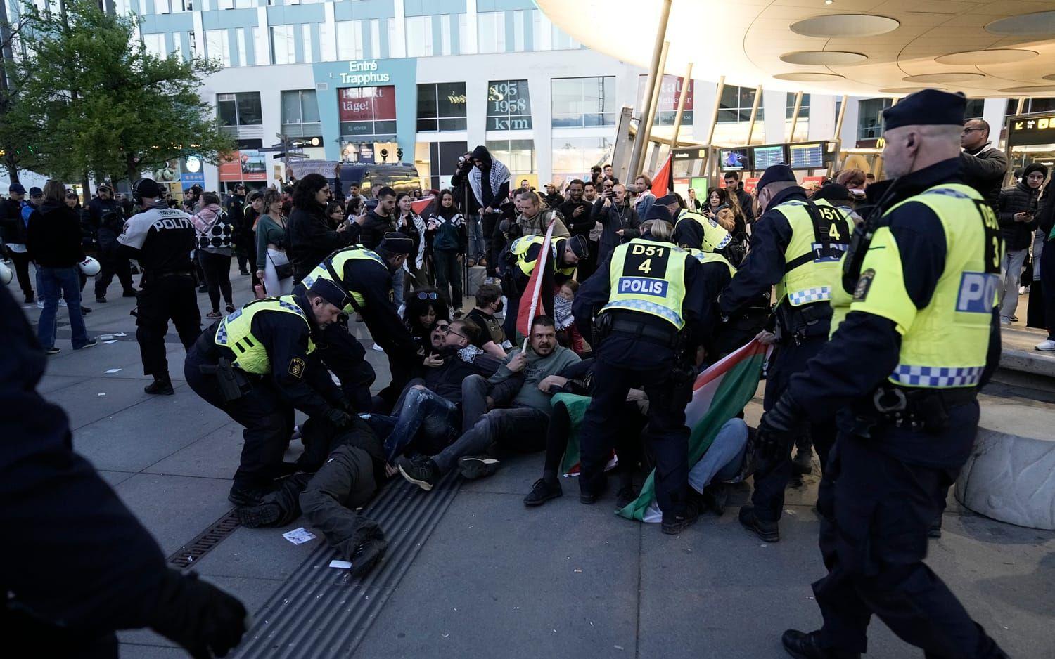 Polis och demonstranter drabbar samman.