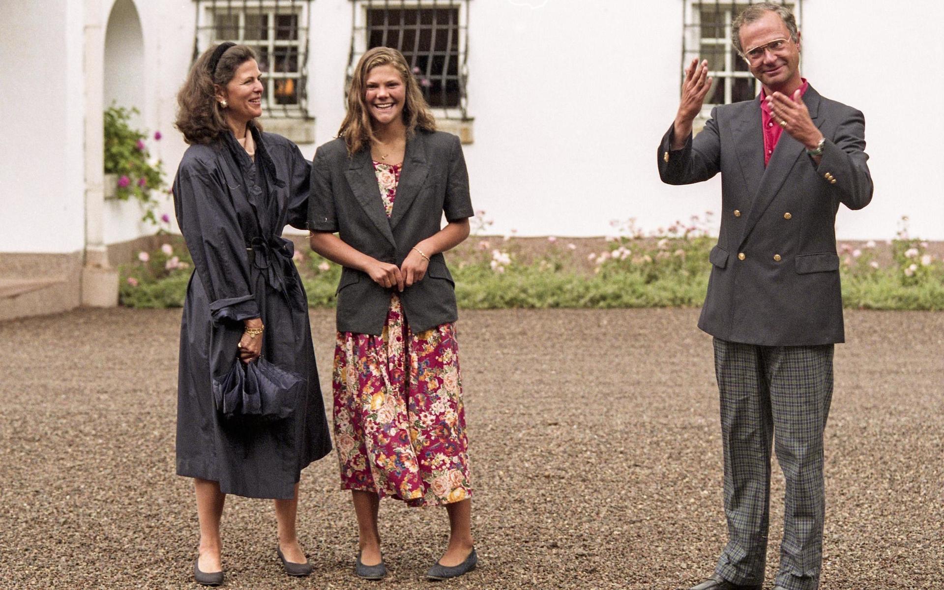 Kronprinsessan Victoria står mellan drottning Silvia och kung Carl XVI Gustaf som sjunger en hyllningsvisa till Victoria på hennes födelsedag, som han alltid gör varje år. Året var 1992.