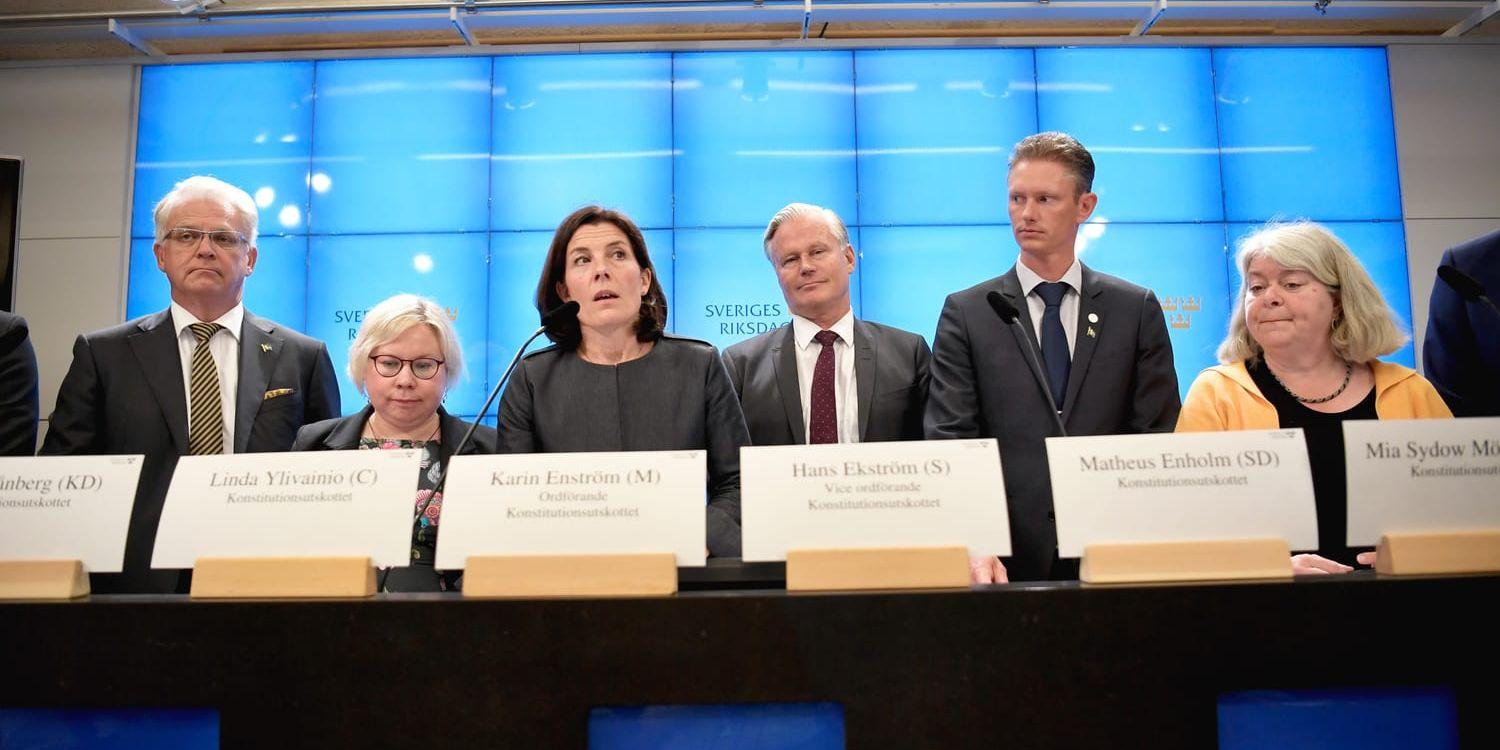 Jonas Eriksson (MP), Tuve Skånberg (KD), Linda Ylivainio (C), Karin Enström (M), Hans Ekström (S), Matheus Enholm (SD), Mia Sydow Mölleby (V), Bengt Eliasson (L) under Konstitutionsutskottets pressträff i riksdagens presscenter i Stockholm. 