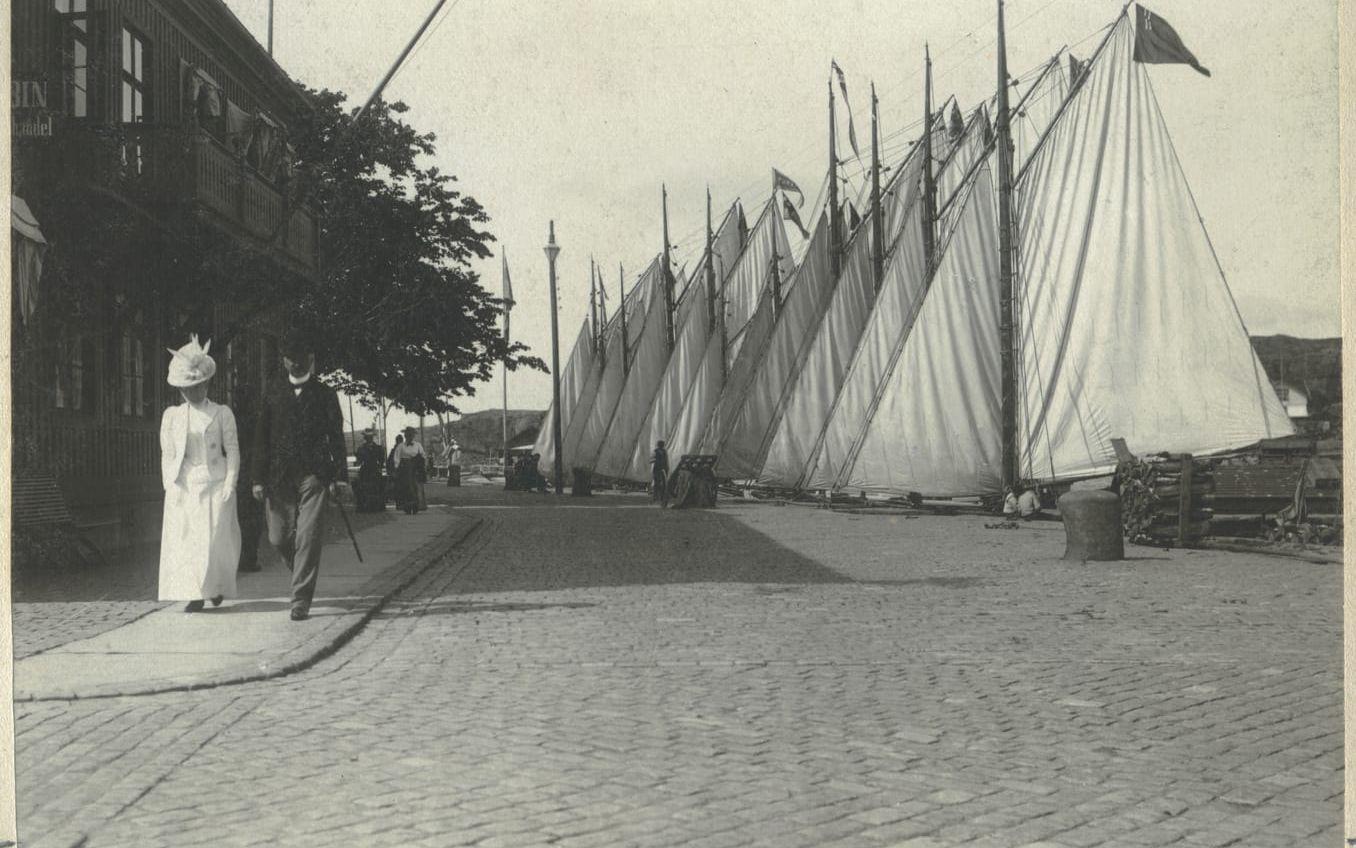 Med viss osäkerhet kan bilden sägas vara tagen vid den Internationella regattan i Marstrand den 10 augusti 1891. Starten för banan i denna triangelsegling gick på en linje mellan Klöfverön och Södra Strandverket, där Oscar II:s ”Drott” låg förankrat som chefsfartyg. Båtarna skulle sedan segla runt Skäreleja och en båt väster om Tollskär. Resultatlistan publicerades i ”Tidning för svensk idrott” den 15 augusti.  I första avdelningen (för båtar som var längre än tio meter) segrade ”Kathinka”. Den för den litteraturintresserade eftervärlden roligaste krumelurupplysningen om triangelselingarna i Marstrand 1891 var att fartyget ”Excelsior” havererade – inte för haveriet utan för att skepparen hette von Blixen-Finecke. Baronens brorson gifte sig så småningom med en dansk flicka som sedermera skulle bli världsberömd under namnet Karen Blixen.