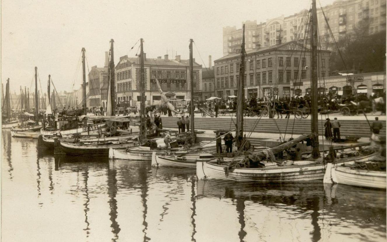 Fiskebåtar i Rosenlundskanalen vid Fisktorget och den saluhall för fisk som på 2020-talet även officiellt heter ”Feskekörka”.  Anna Backlund tog bilden år 1910. Bilden kan misstänkas vara tagen för att dokumentera ett stycke Göteborg som var på väg att gå förlorat. På hösten 1910 flyttade fiskauktionen till sin nuvarande placering vid Majnabbe.