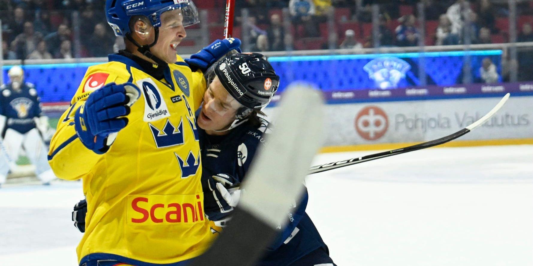 Max Friberg i kamp med Finlands Juuso Riikola i avslutningsmatchen i Karjalaturneringen.