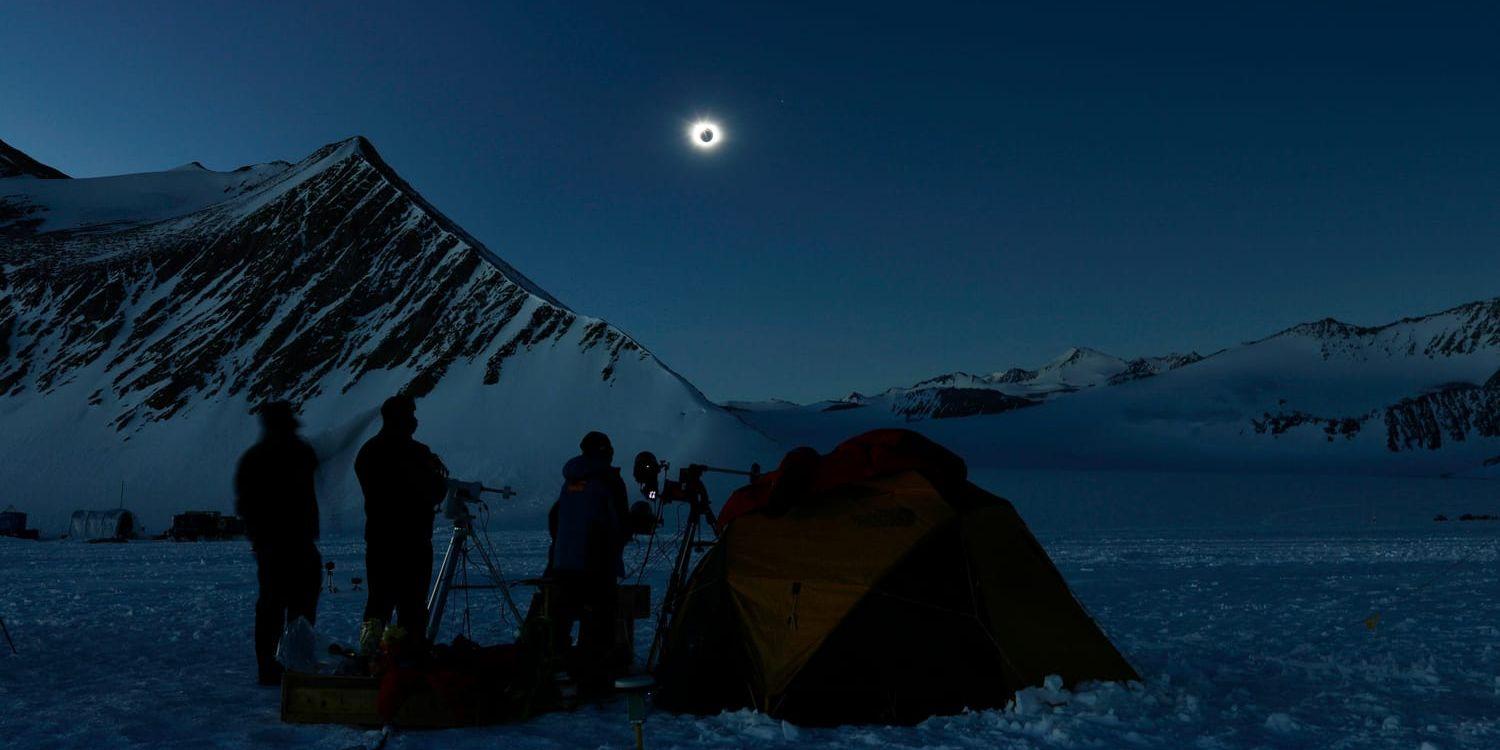 Besökare på polarstationen Union Glacier Camp fick en kort dos natt mitt i södra halvklotets långa midnattssol.