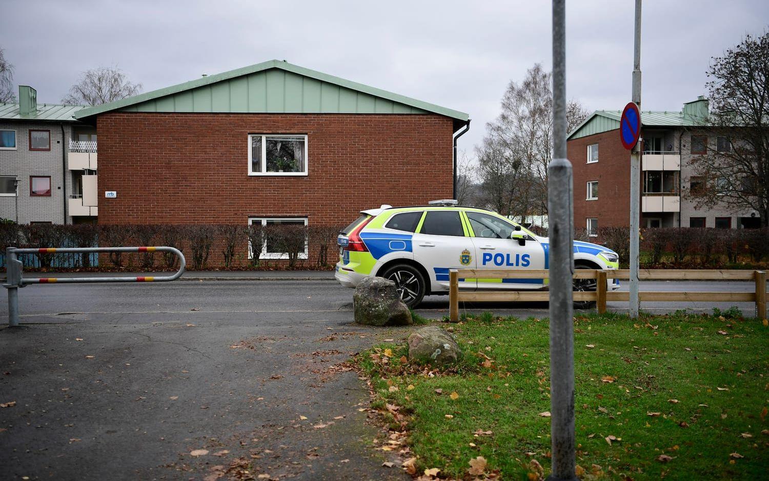 Polis är på plats i Skene efter ett misstänkt mord. 